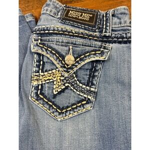 Miss Me Irene style light wash jeans. Easy boot cut. Heavy stitching size 28/31